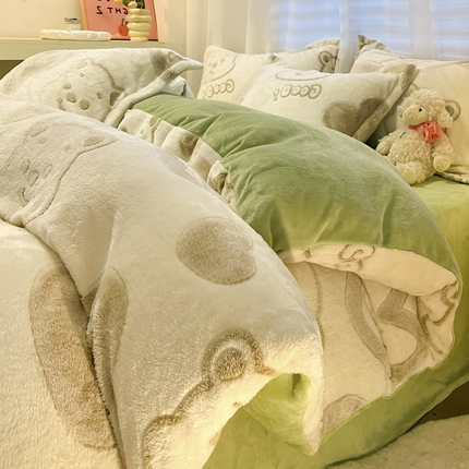 91家纺网 家纺一手货源 找家纺 韩巢家纺 2024新款加厚雪花绒印花四件套-风格一（提供卖家秀） 爱心熊(绿)