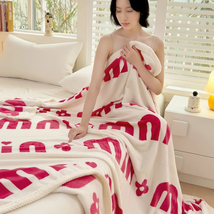 91家纺网 家纺一手货源 找家纺 千荨 2024新款亲肤舒适双面贝贝绒包边牛奶绒毛毯 贝贝绒怦然心动