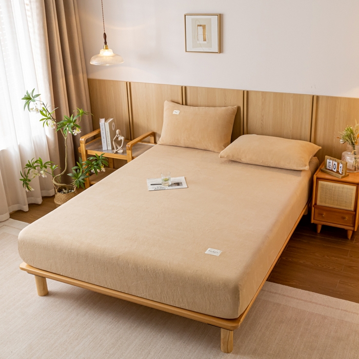 91家纺网 家纺一手货源 找家纺 梵克保罗 2024新款纯色简约牛奶绒床笠 奶茶