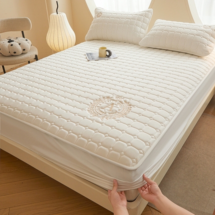 91家纺网 家纺一手货源 找家纺 （总）慕木家纺 2025新品A类原棉皇冠刺绣-A大豆夹棉床笠保护垫防尘套