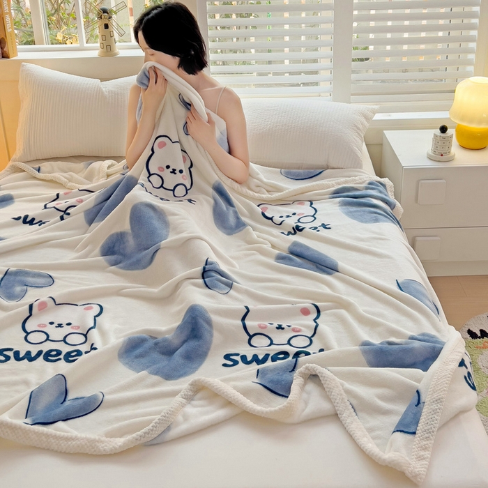 91家纺网 家纺一手货源 找家纺 千荨 2024新款亲肤舒适双面贝贝绒包边牛奶绒毛毯 贝贝绒-蓝心小熊