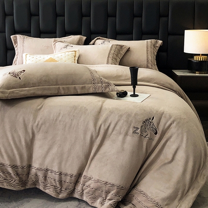 91家纺网 家纺一手货源 找家纺 （总）瑞雪家居 2024新款牛奶绒拼接刺绣四件套-斑马