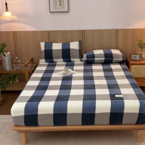 91家纺网 家纺一手货源 找家纺 梵克保罗 2024新款纯色简约牛奶绒床笠 蓝大格