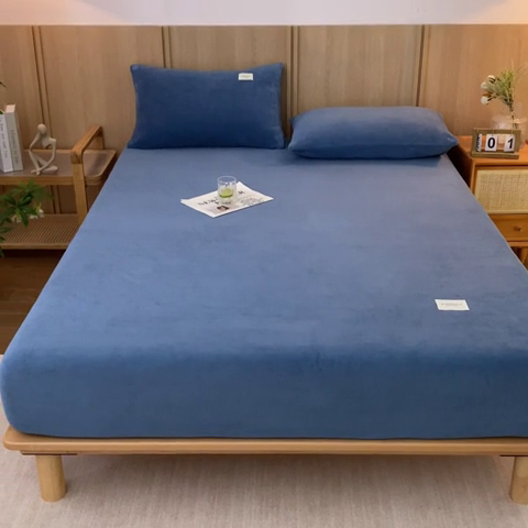 91家纺网 家纺一手货源 找家纺 梵克保罗 2024新款纯色简约牛奶绒床笠 宾利蓝