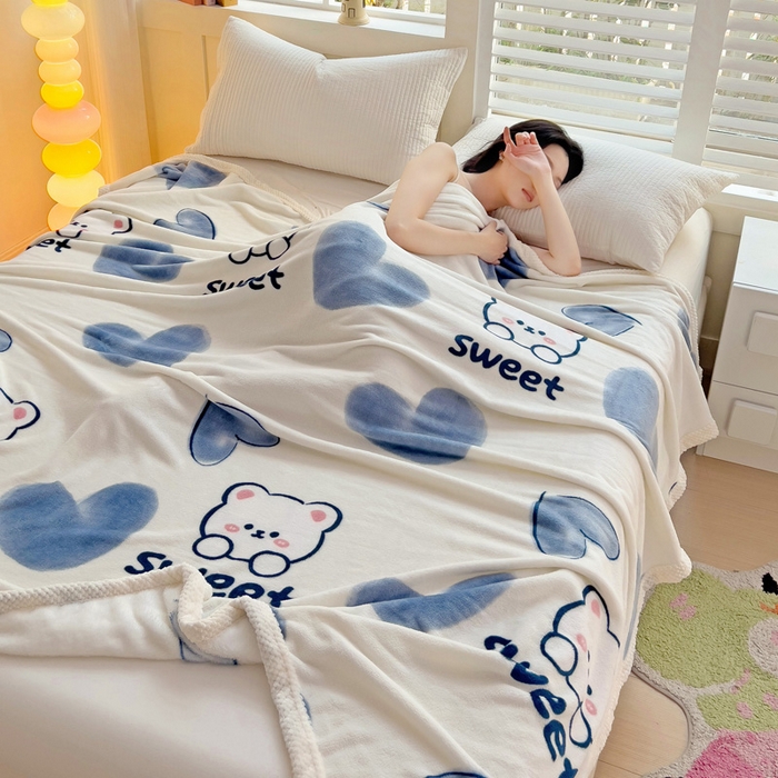 91家纺网 家纺一手货源 找家纺 千荨 2024新款亲肤舒适双面贝贝绒包边牛奶绒毛毯 贝贝绒-蓝心小熊