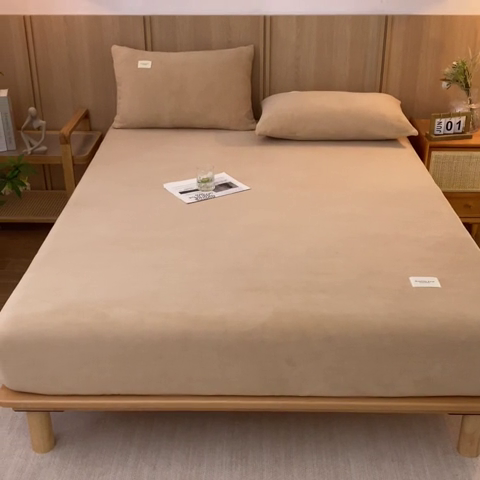 91家纺网 家纺一手货源 找家纺 梵克保罗 2024新款纯色简约牛奶绒床笠 奶茶