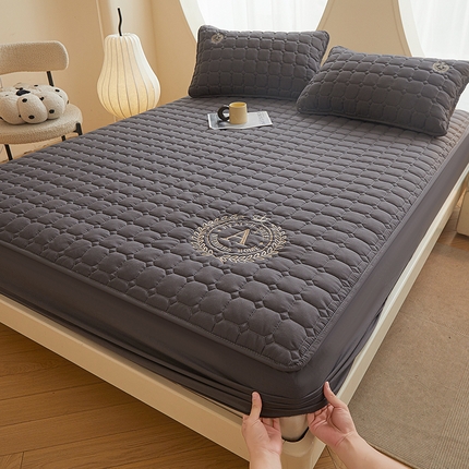 91家纺网 家纺一手货源 找家纺 （总）慕木家纺 2025新品A类原棉皇冠刺绣-A大豆夹棉床笠保护垫防尘套