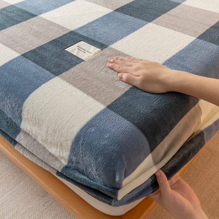 91家纺网 家纺一手货源 找家纺 梵克保罗 2024新款纯色简约牛奶绒床笠 蓝大格