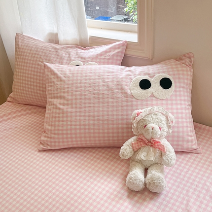 91家纺网 家纺一手货源 找家纺 桃子 2024新款ins纯棉色织水洗毛巾绣大眼仔单枕套 色织水洗棉-大眼仔粉格