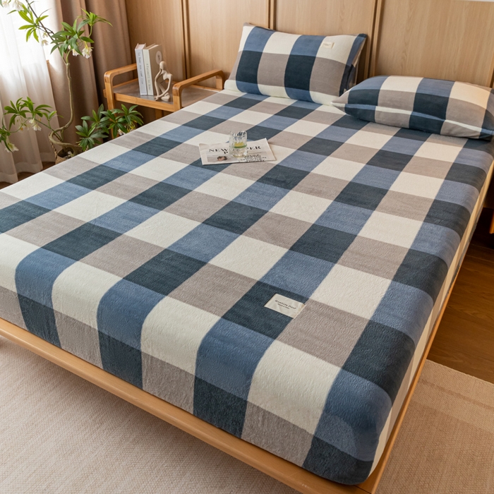 91家纺网 家纺一手货源 找家纺 梵克保罗 2024新款纯色简约牛奶绒床笠 蓝大格