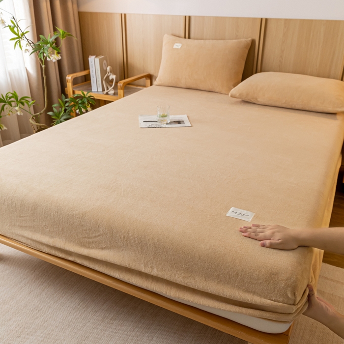 91家纺网 家纺一手货源 找家纺 梵克保罗 2024新款纯色简约牛奶绒床笠 奶茶