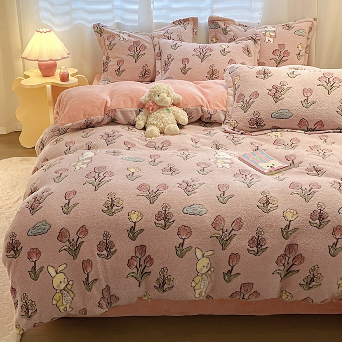 91家纺网 家纺一手货源 找家纺 韩巢家纺 2024新款加厚雪花绒印花四件套-风格一（提供卖家秀） 花园熊(粉)