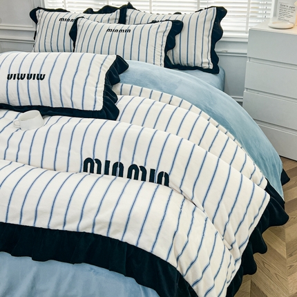 91家纺网 家纺一手货源 找家纺 （总）子曰 2025新款高克重法式小香风牛奶绒花边条纹系列四件套-罗拉