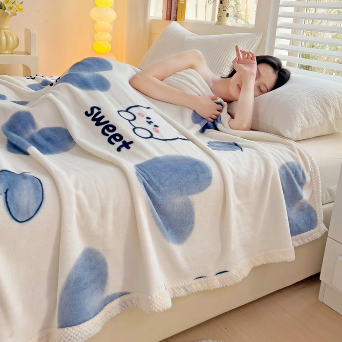 91家纺网 家纺一手货源 找家纺 千荨 2024新款亲肤舒适双面贝贝绒包边牛奶绒毛毯 贝贝绒-蓝心小熊