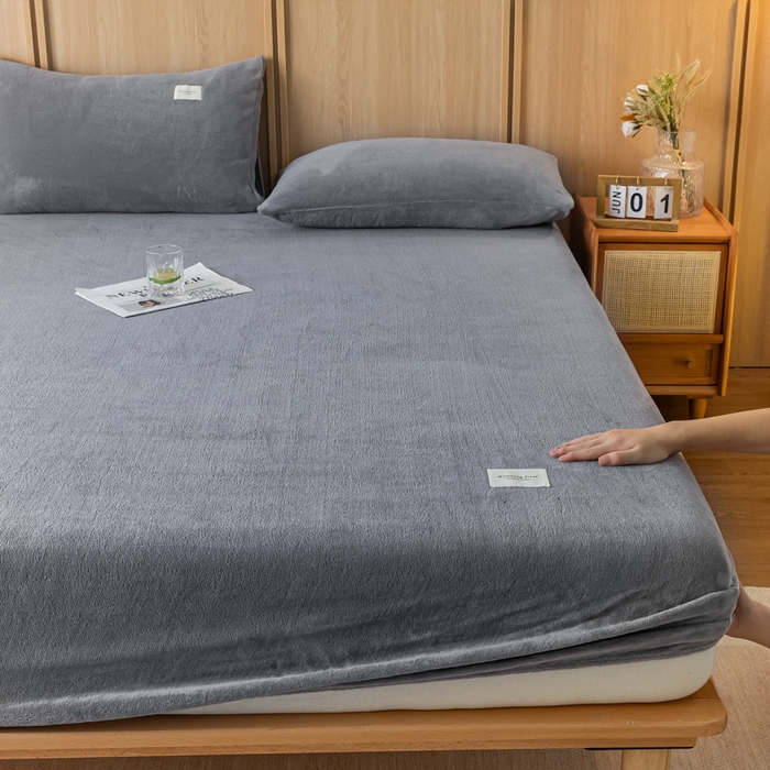 91家纺网 家纺一手货源 找家纺 梵克保罗 2024新款纯色简约牛奶绒床笠 浅灰