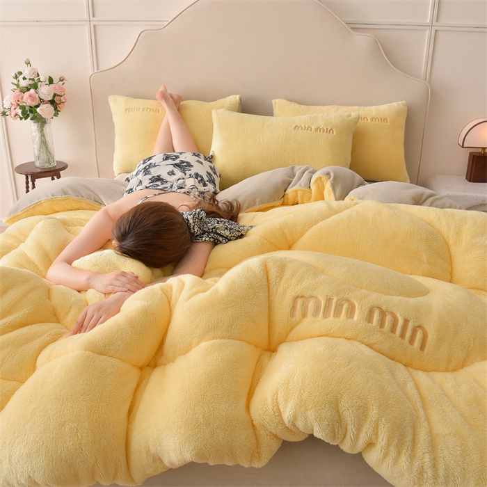 91家纺网 家纺一手货源 找家纺 笙意家纺 2025新款A类刺绣加厚保暖牛奶绒冬被四件套 亦暖-暖黄+米灰