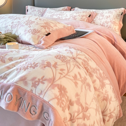 91家纺网 家纺一手货源 找家纺 子曰 2025新款雕花绒牛奶绒绣花拼接轻奢款四件套-繁花 繁花-粉
