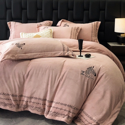 （总）瑞雪家居 2024新款牛奶绒拼接刺绣四件套-斑马