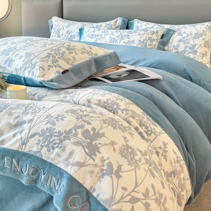 91家纺网 家纺一手货源 找家纺 子曰 2025新款雕花绒牛奶绒绣花拼接轻奢款四件套-繁花 繁花-天空蓝