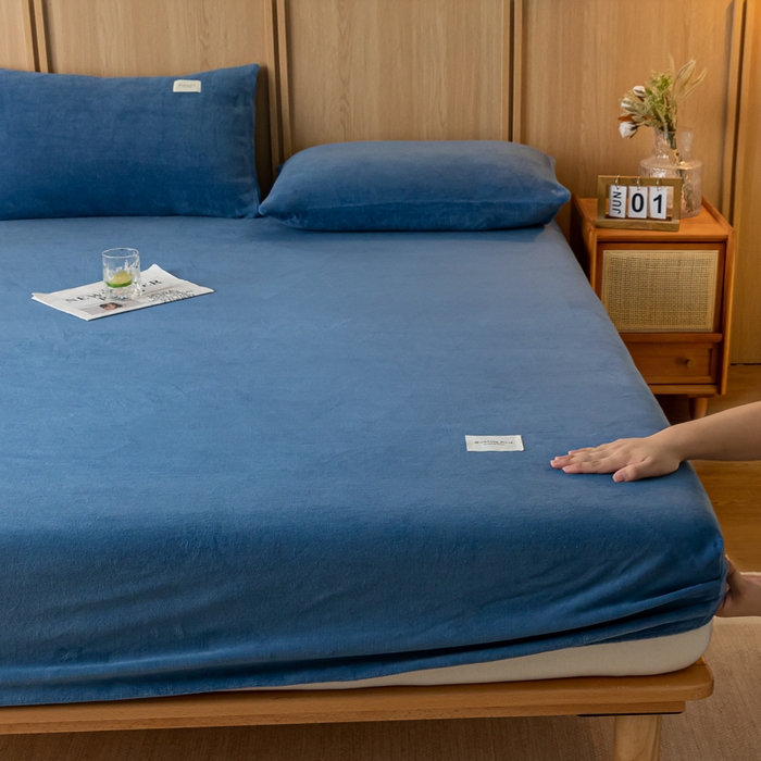 91家纺网 家纺一手货源 找家纺 梵克保罗 2024新款纯色简约牛奶绒床笠 宾利蓝