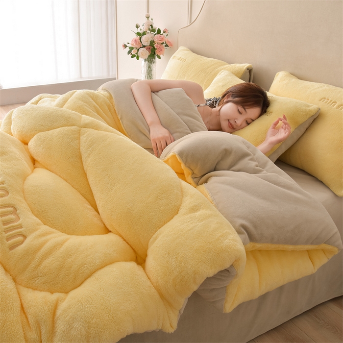 91家纺网 家纺一手货源 找家纺 笙意家纺 2025新款A类刺绣加厚保暖牛奶绒冬被四件套 亦暖-暖黄+米灰