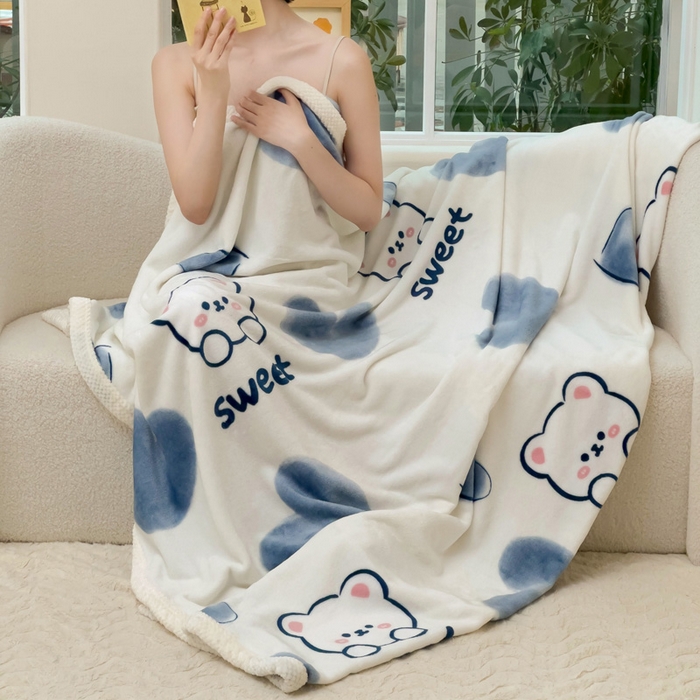 91家纺网 家纺一手货源 找家纺 千荨 2024新款亲肤舒适双面贝贝绒包边牛奶绒毛毯 贝贝绒-蓝心小熊