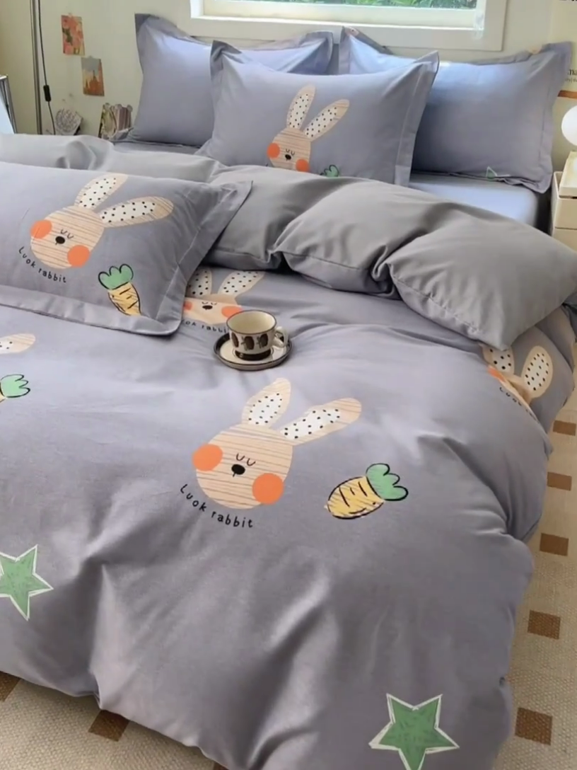 91家纺网 家纺一手货源 找家纺 品乐家纺 2024新款全棉生态棉印花磨毛四件套 可可兔-灰