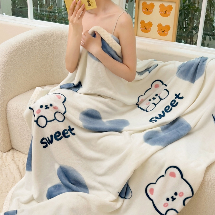 91家纺网 家纺一手货源 找家纺 千荨 2024新款亲肤舒适双面贝贝绒包边牛奶绒毛毯 贝贝绒-蓝心小熊