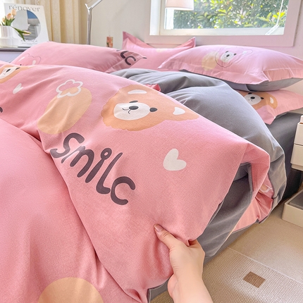 91家纺网 家纺一手货源 找家纺 品乐家纺 2024新款全棉生态棉印花磨毛四件套 微笑熊-粉