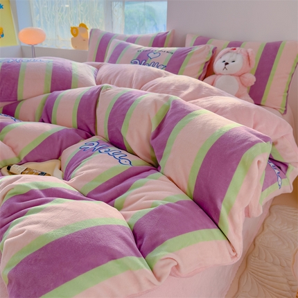 91家纺网 家纺一手货源 找家纺 灰鲸 2025新款牛奶绒小清新印花四件套 学院生活-紫