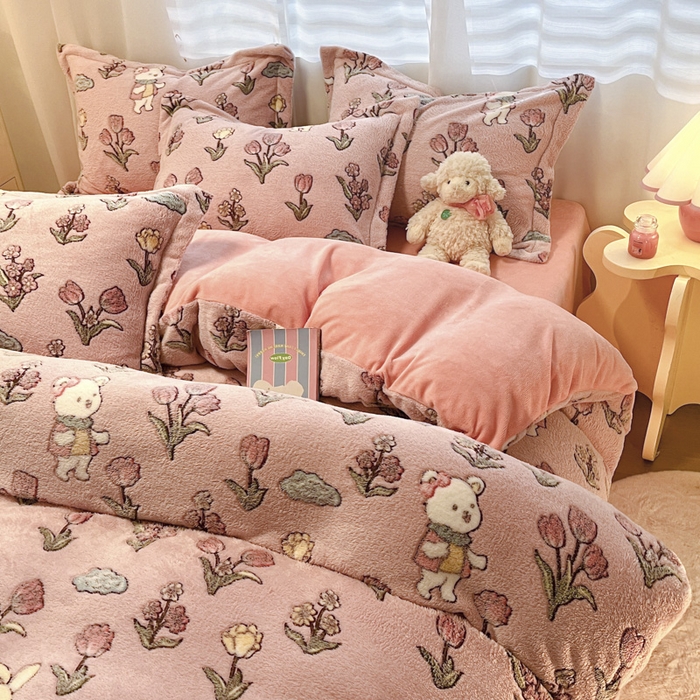 91家纺网 家纺一手货源 找家纺 韩巢家纺 2024新款加厚雪花绒印花四件套-风格一（提供卖家秀） 花园熊(粉)