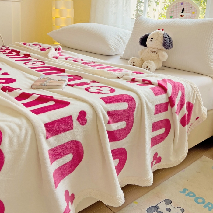 91家纺网 家纺一手货源 找家纺 千荨 2024新款亲肤舒适双面贝贝绒包边牛奶绒毛毯 贝贝绒怦然心动