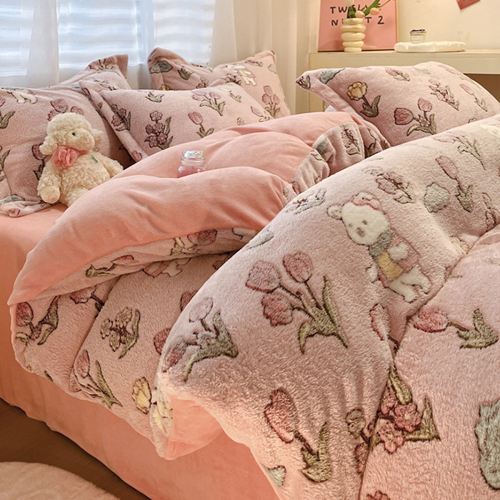 91家纺网 家纺一手货源 找家纺 韩巢家纺 2024新款加厚雪花绒印花单件被套-风格一（提供卖家秀 ） 花园熊(粉)