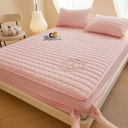 91家纺网 家纺一手货源 找家纺 （总）慕木家纺 2025新品A类原棉皇冠刺绣-A大豆夹棉床笠保护垫防尘套