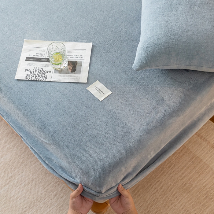 91家纺网 家纺一手货源 找家纺 梵克保罗 2024新款纯色简约牛奶绒床笠 淡蓝