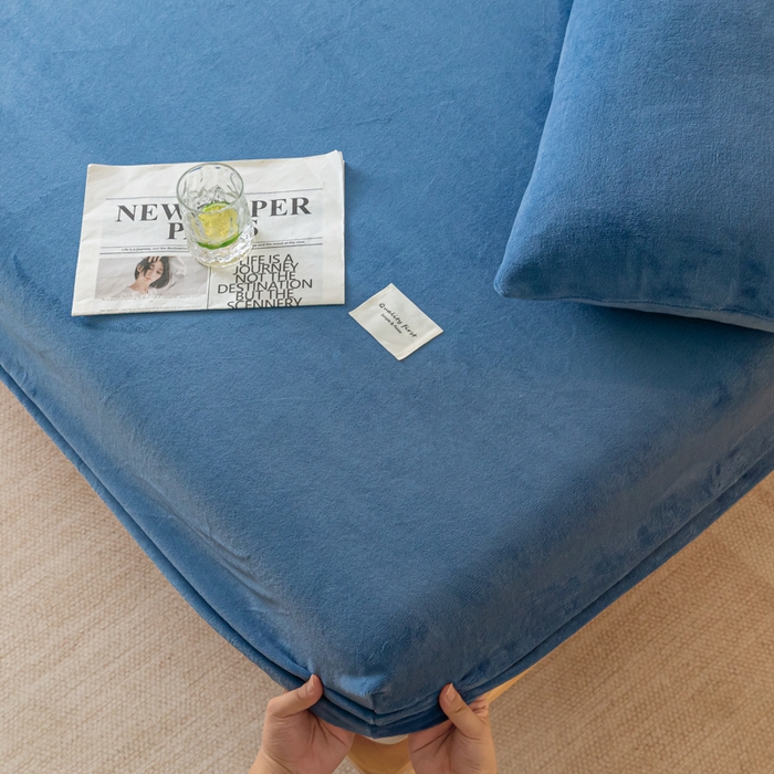 91家纺网 家纺一手货源 找家纺 梵克保罗 2024新款纯色简约牛奶绒床笠 宾利蓝