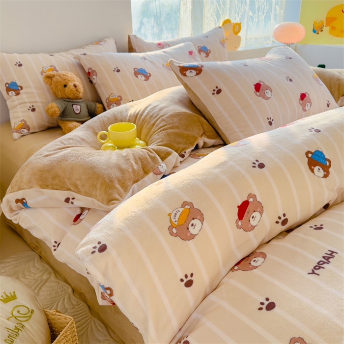 91家纺网 家纺一手货源 找家纺 灰鲸 2025新款牛奶绒小清新印花四件套 快乐小熊