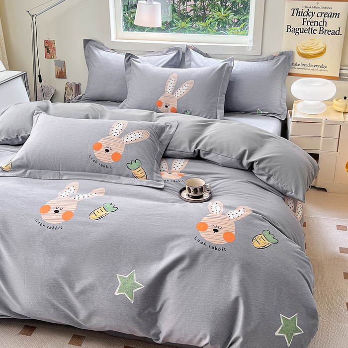 91家纺网 家纺一手货源 找家纺 品乐家纺 2024新款全棉生态棉印花磨毛四件套 可可兔-灰