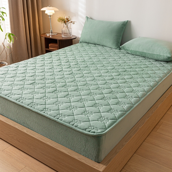 91家纺网 家纺一手货源 找家纺 梵克保罗 2024新款牛奶绒夹棉床笠-四叶草 四叶草-水墨绿