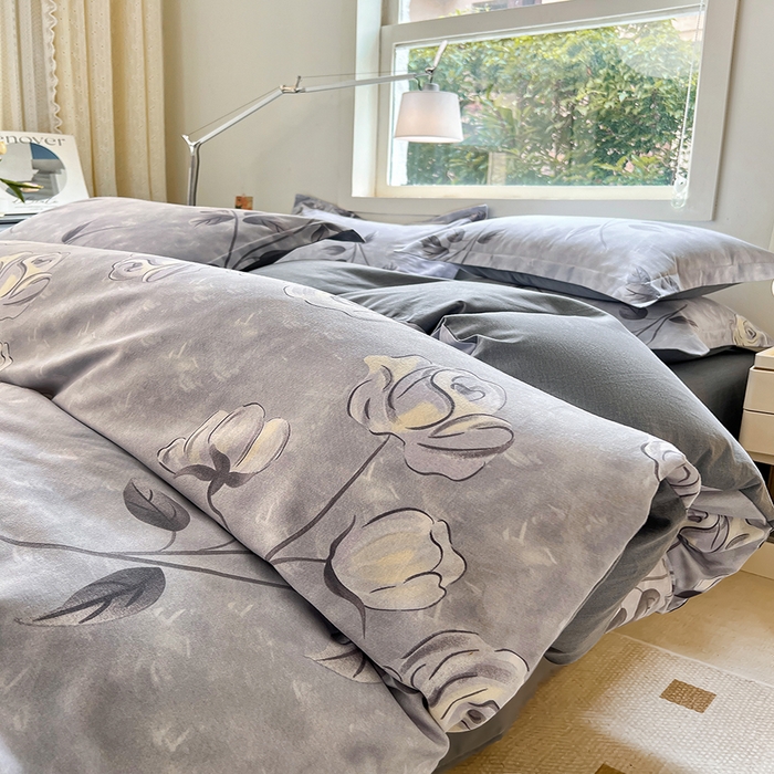 91家纺网 家纺一手货源 找家纺 品乐家纺 2024新款全棉生态棉印花磨毛四件套 兰黛之韵-灰