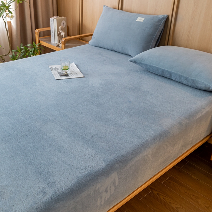 91家纺网 家纺一手货源 找家纺 梵克保罗 2024新款纯色简约牛奶绒床笠 淡蓝