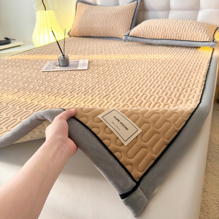 91家纺网 家纺一手货源 找家纺 （总）爱思凯家纺 2025新款暖阳-新棉绒夹棉床褥-成人款