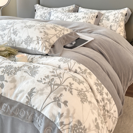 91家纺网 家纺一手货源 找家纺 子曰 2025新款雕花绒牛奶绒绣花拼接轻奢款四件套-繁花 繁花-灰