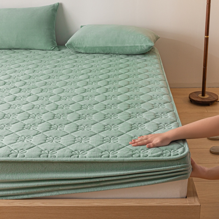 91家纺网 家纺一手货源 找家纺 梵克保罗 2024新款牛奶绒夹棉床笠-四叶草 四叶草-水墨绿