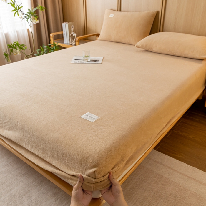 91家纺网 家纺一手货源 找家纺 梵克保罗 2024新款纯色简约牛奶绒床笠 奶茶