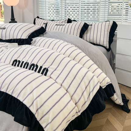 91家纺网 家纺一手货源 找家纺 （总）子曰 2025新款高克重法式小香风牛奶绒花边条纹系列四件套-罗拉