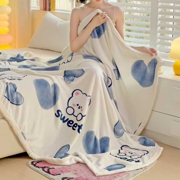 91家纺网 家纺一手货源 找家纺 千荨 2024新款亲肤舒适双面贝贝绒包边牛奶绒毛毯 贝贝绒-蓝心小熊