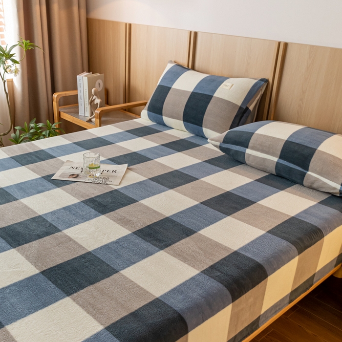 91家纺网 家纺一手货源 找家纺 梵克保罗 2024新款纯色简约牛奶绒床笠 蓝大格