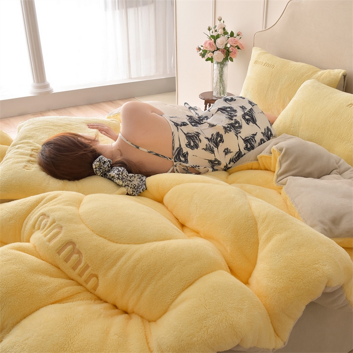 91家纺网 家纺一手货源 找家纺 笙意家纺 2025新款A类刺绣加厚保暖牛奶绒冬被四件套 亦暖-暖黄+米灰