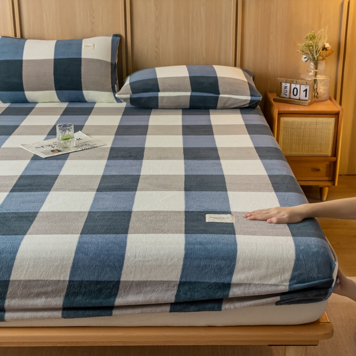 91家纺网 家纺一手货源 找家纺 梵克保罗 2024新款纯色简约牛奶绒床笠 蓝大格